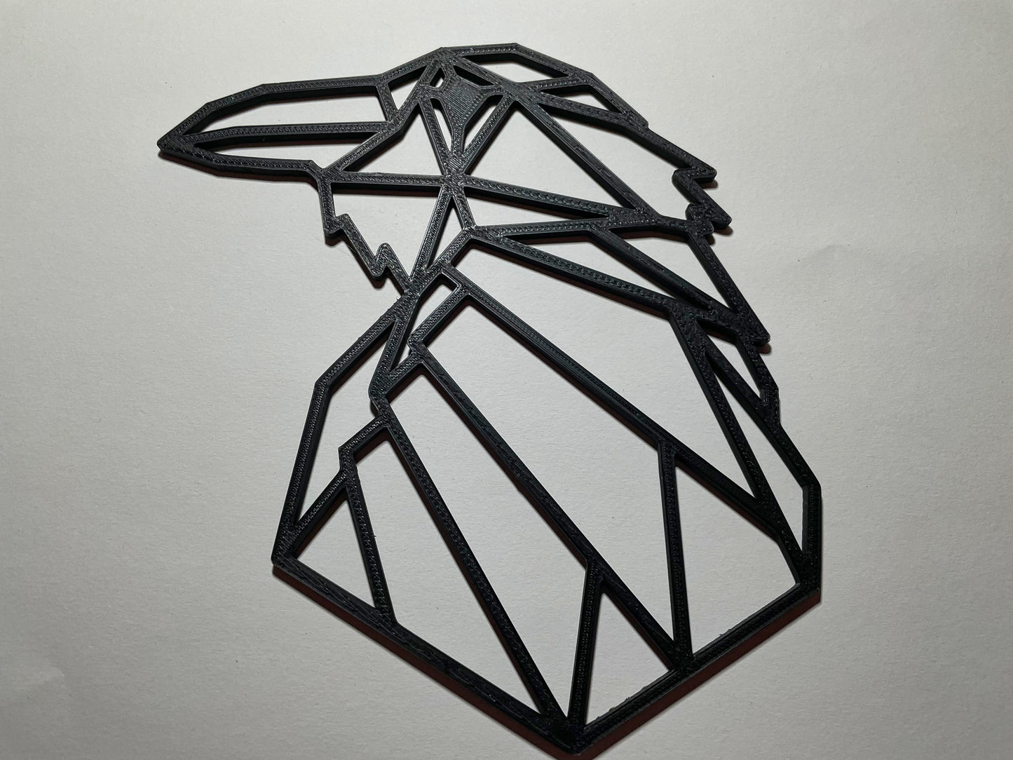 Geometrische Wanddekoration Rabe - Mystische Eleganz aus 3D-gedrucktem PLA-Kunststoff!