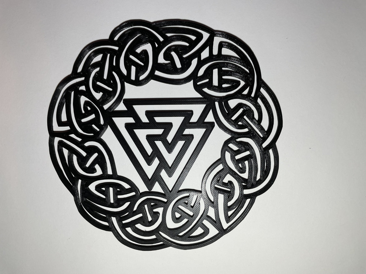 Valknut-Zauber: Wanddekoration 3D-gedruckt - Mystisches Symbol der nordischen Mythologie in glitzernden Farben!