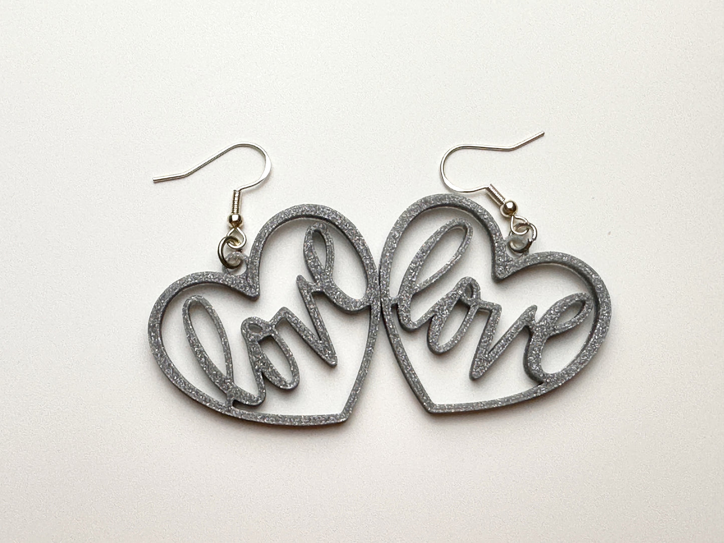 Liebevolle Herz-Ohrringe mit 'Love' Schriftzug - 3D-gedruckt aus PLA-Kunststoff!