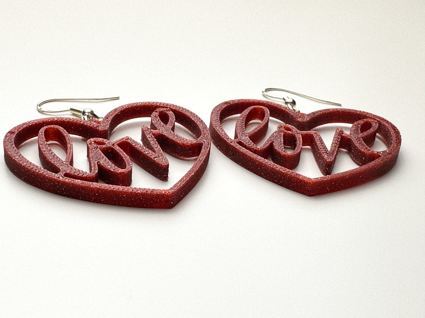 Liebevolle Herz-Ohrringe mit 'Love' Schriftzug - 3D-gedruckt aus PLA-Kunststoff!